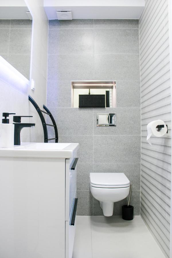 Apartament White-Niska Z Garazem Podziemnym เคียลเซ ภายนอก รูปภาพ